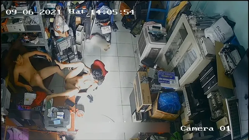 Người vợ anh xã "đi ngoài" trong của hàng máy tính